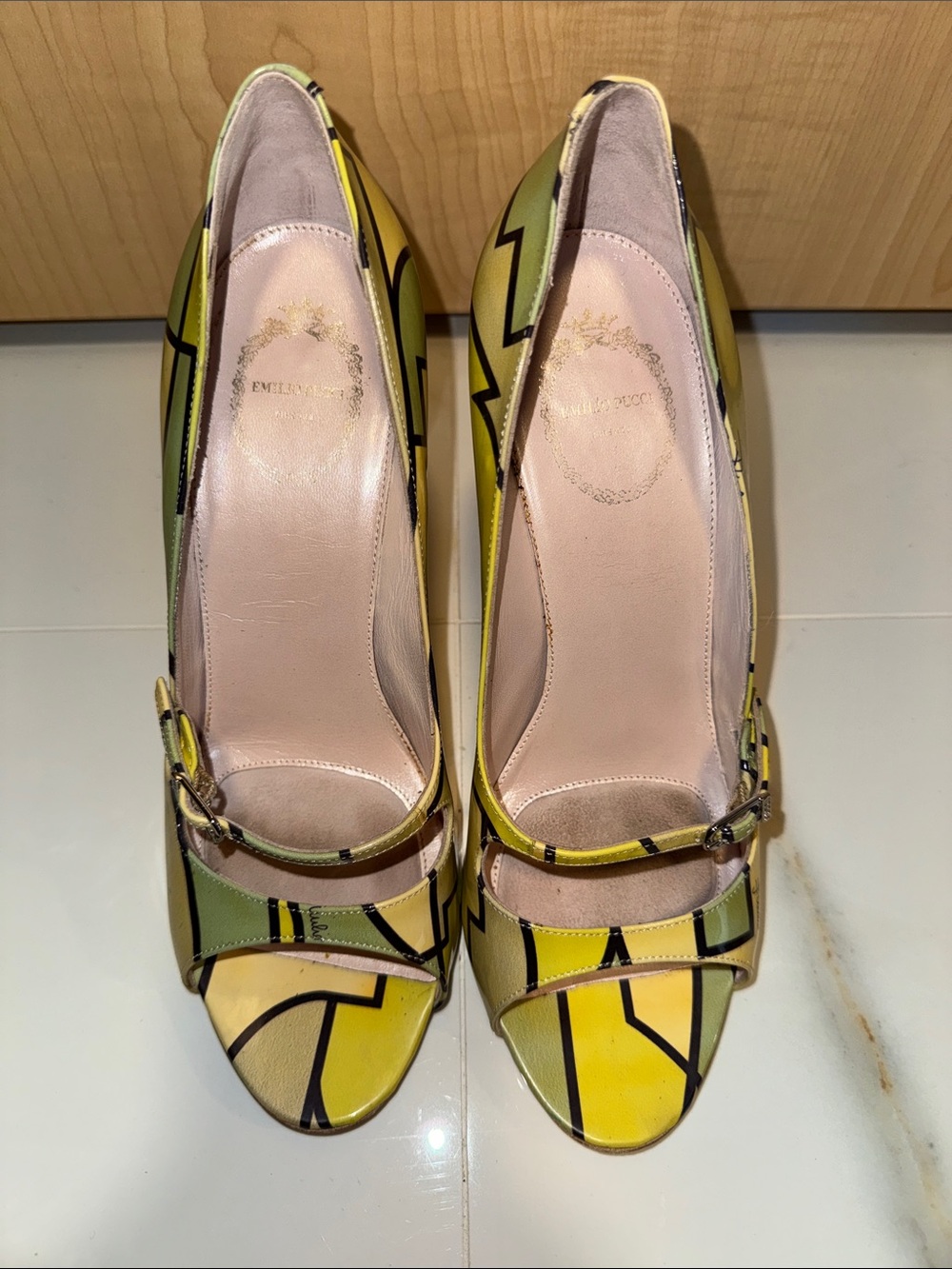 Emilio Pucci Yellow & Black Geometric Peep-Toe Heels - Picture 3 of 9